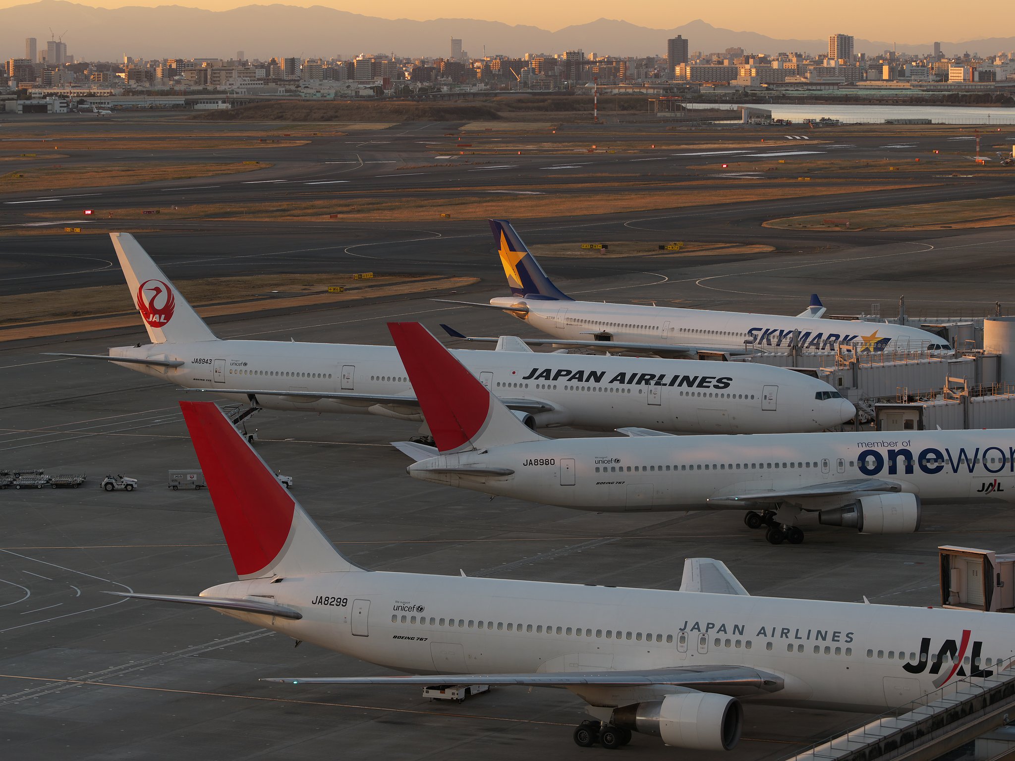 夕暮れの空港（レンズテスト）