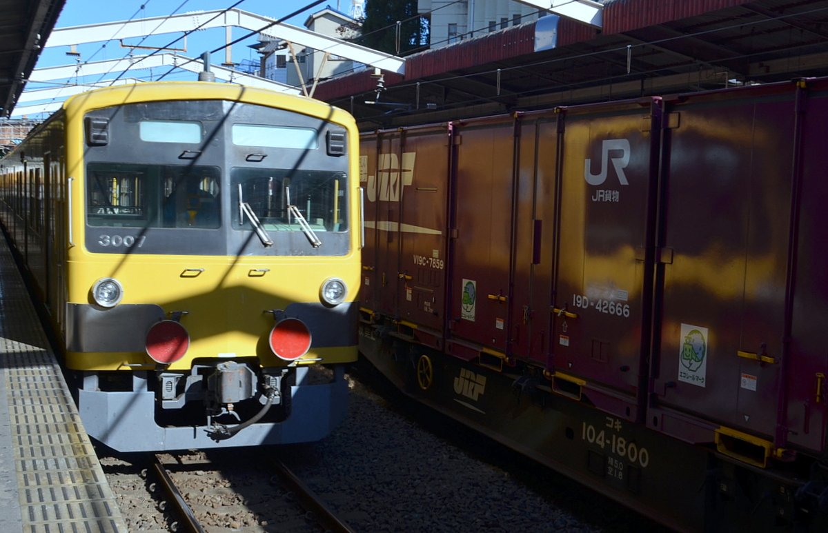 西武３０００系とJR貨物のコンテナの並び