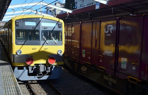 西武３０００系とJR貨物のコンテナの並び