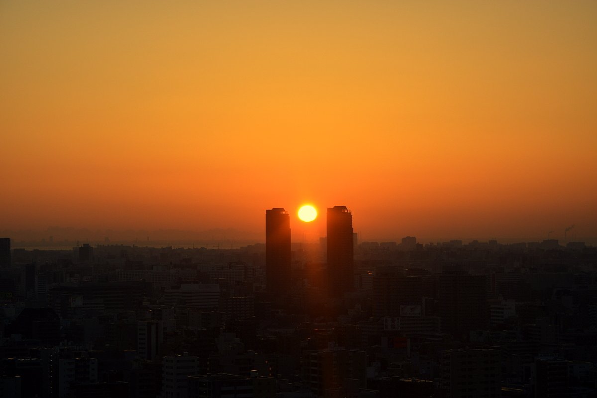 ビル間の朝日