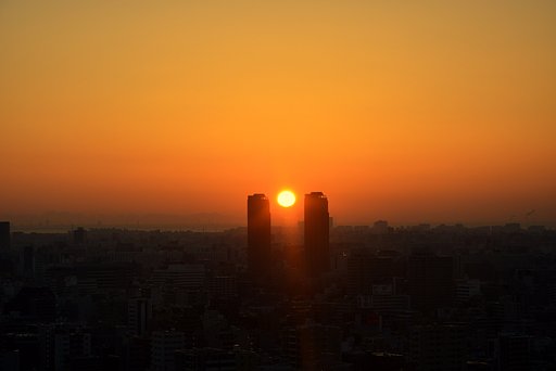 ビル間の朝日