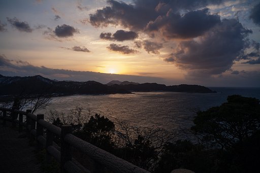 夕方の太陽が雲に隠れて・・。