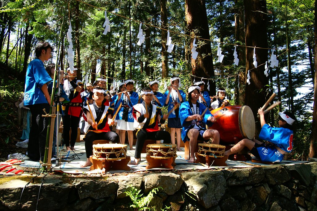 森の中で祭囃子