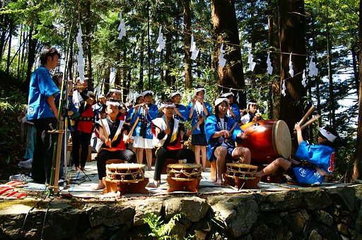 森の中で祭囃子