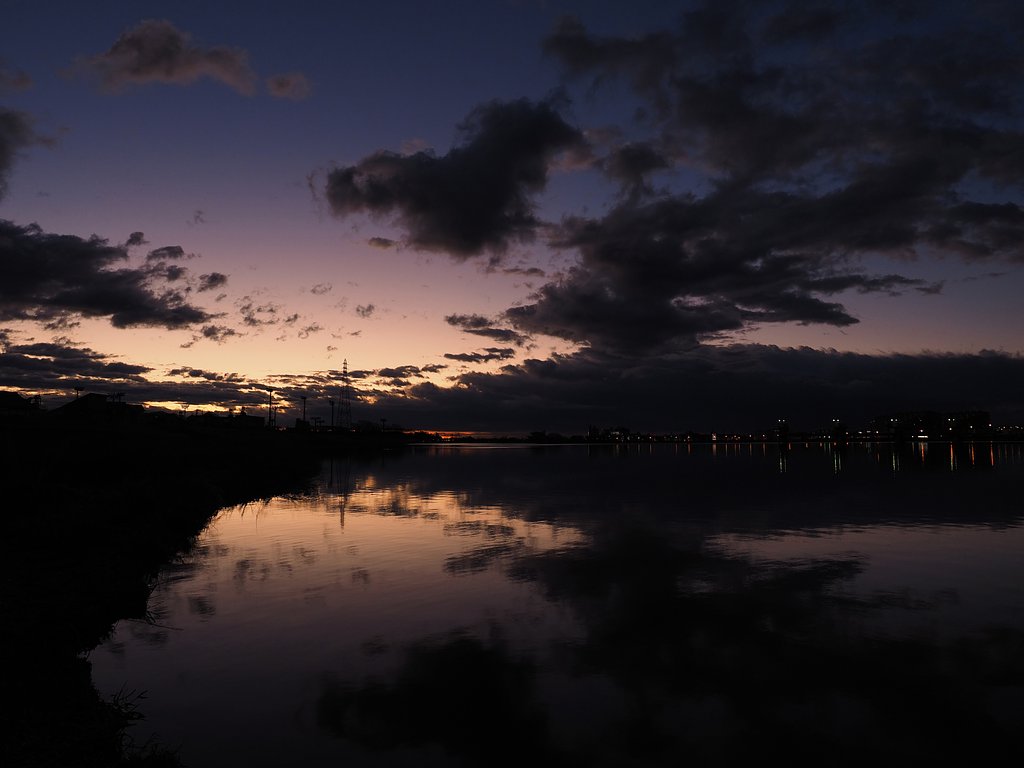 黒雲流れる夜明け