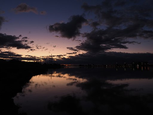 黒雲流れる夜明け