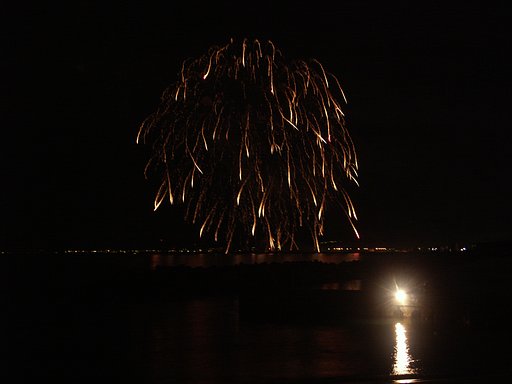 夜の海辺で