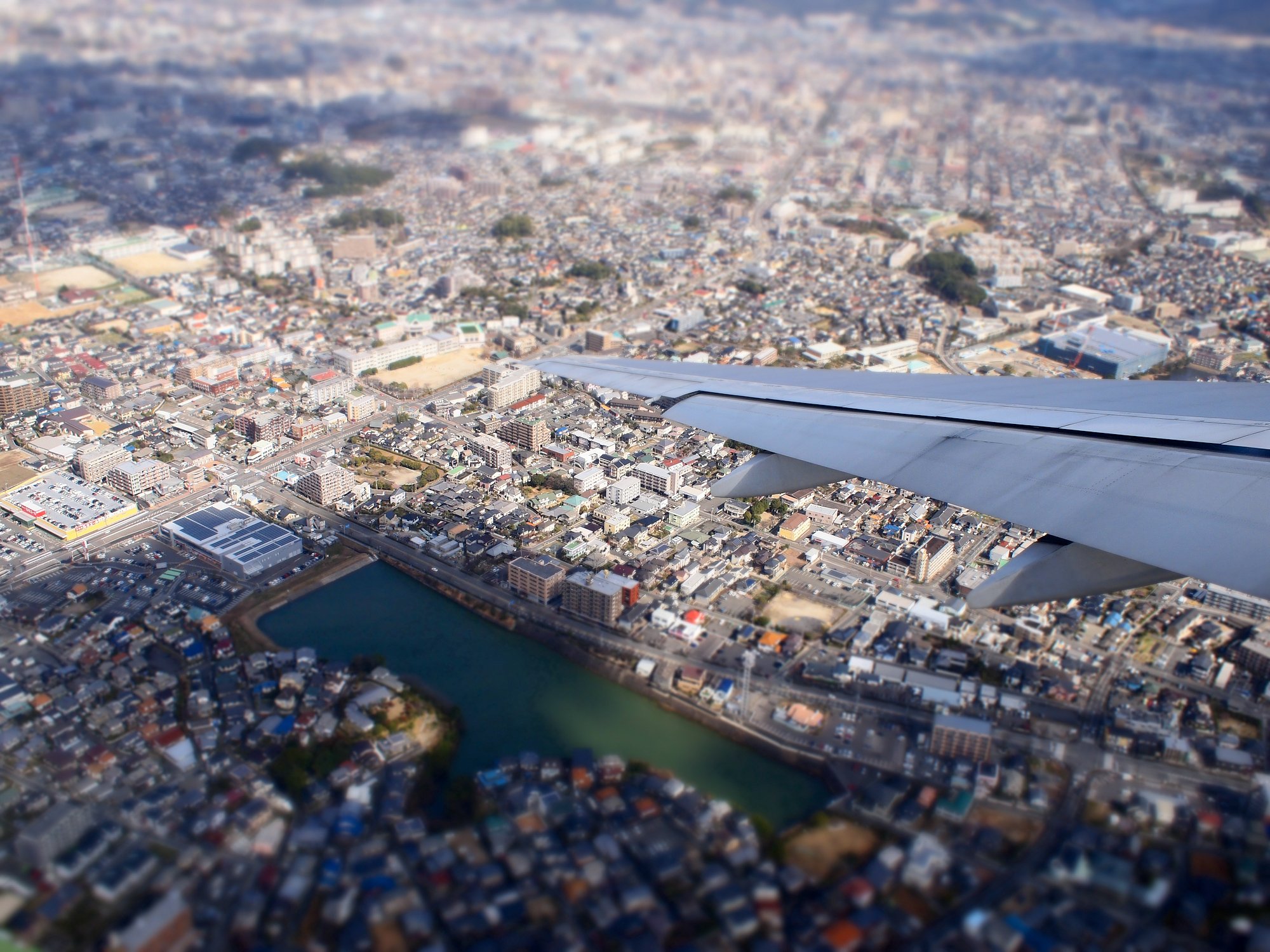 まもなく福岡空港に