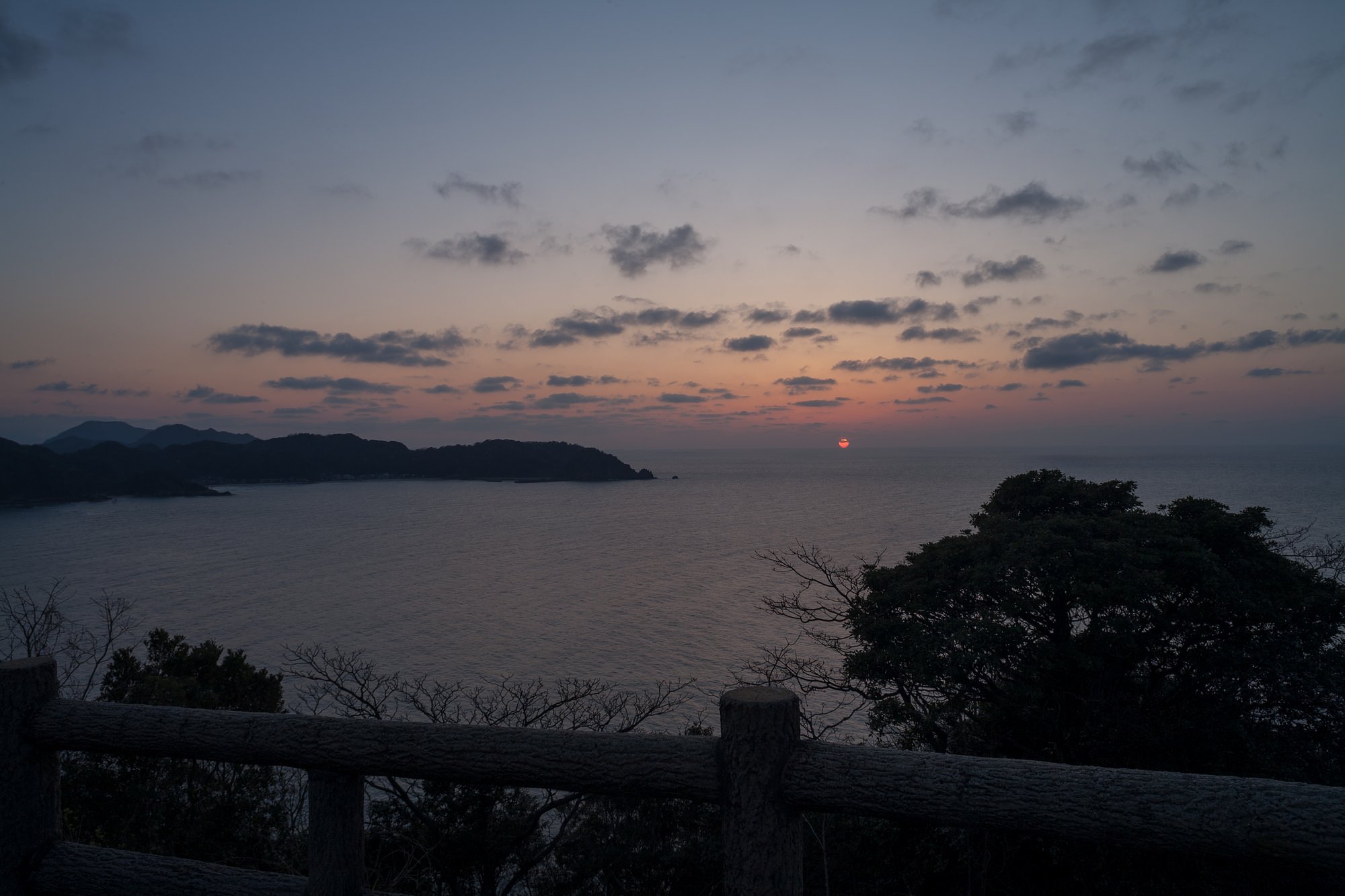 太陽が水平線上に沈みました。