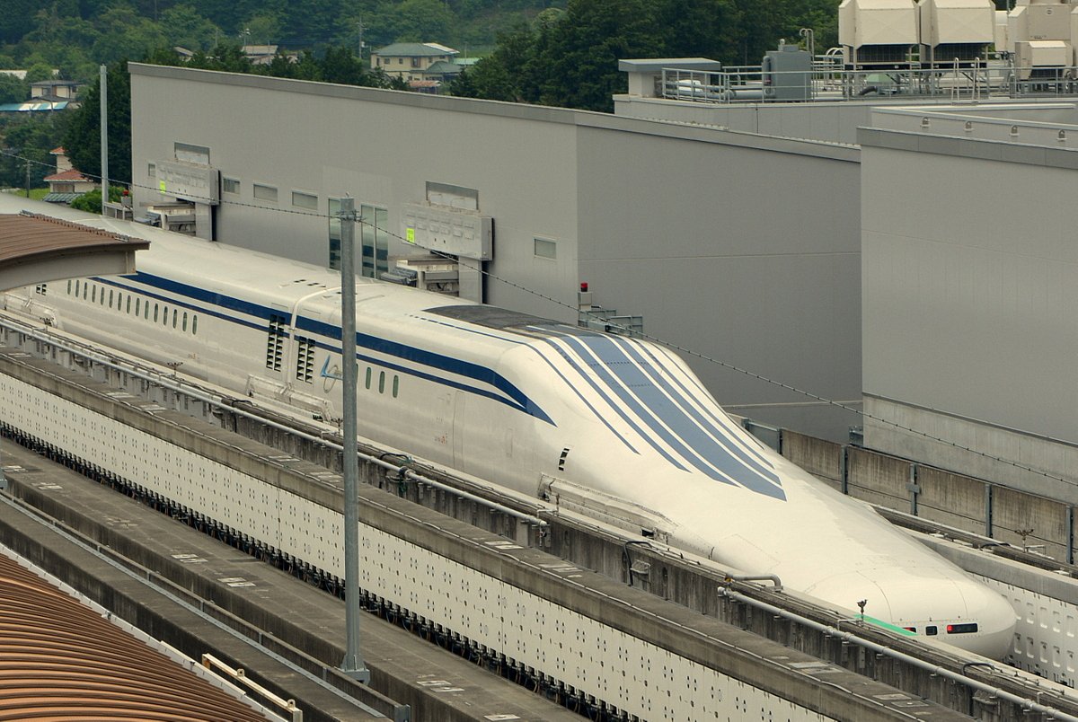 リニア実験線乗降設備の発車直前の風景