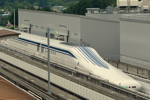 リニア実験線乗降設備の発車直前の風景