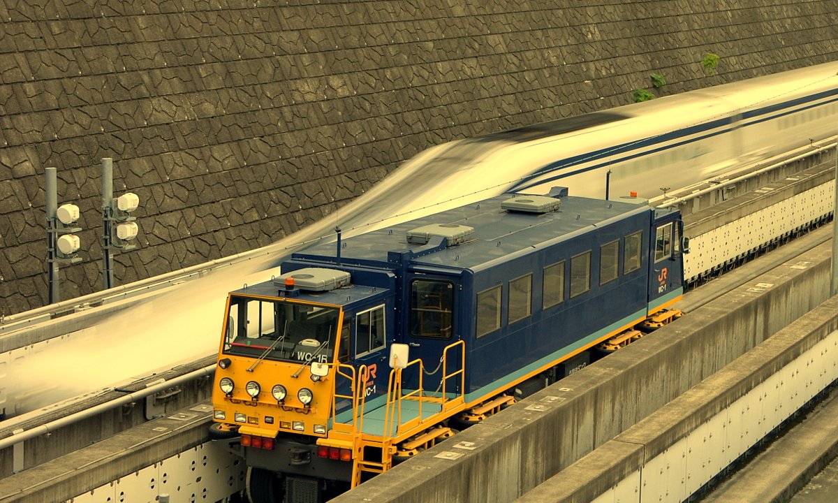 リニア車両と作業用車両の並び