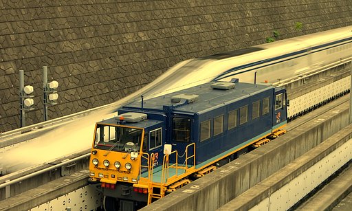 リニア車両と作業用車両の並び
