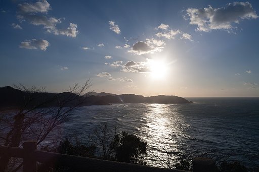 強風の日の夕焼け前。
