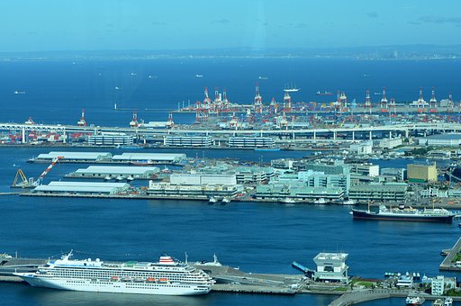 大型客船飛鳥IIと帆船海王丸