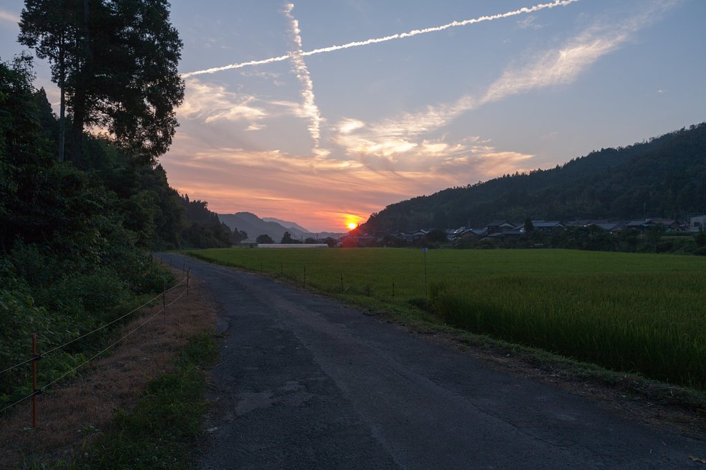 濃い筋状の雲の中に夕焼け。
