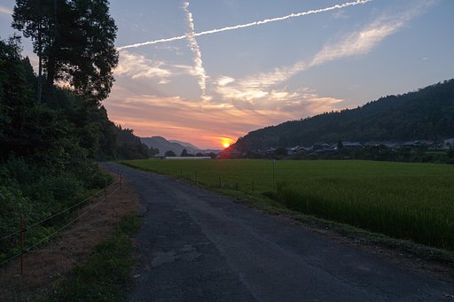 濃い筋状の雲の中に夕焼け。