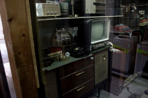 電気屋さんの窓