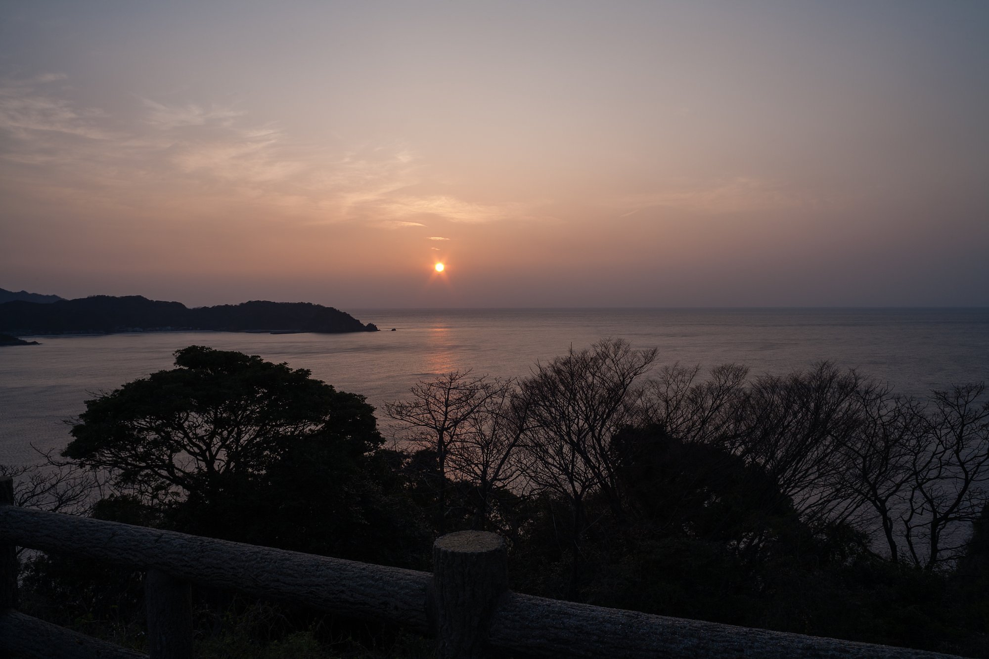 春霞の夕暮れ。