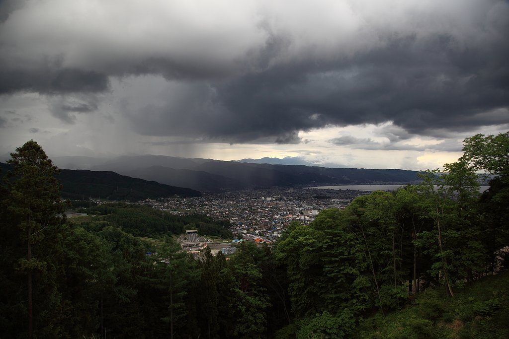 梅雨の諏訪盆地