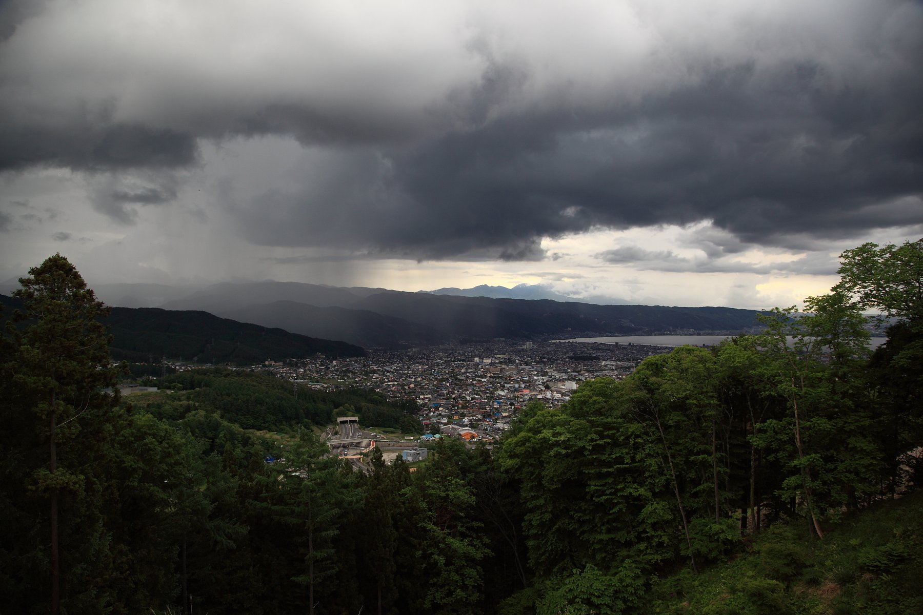 梅雨の諏訪盆地