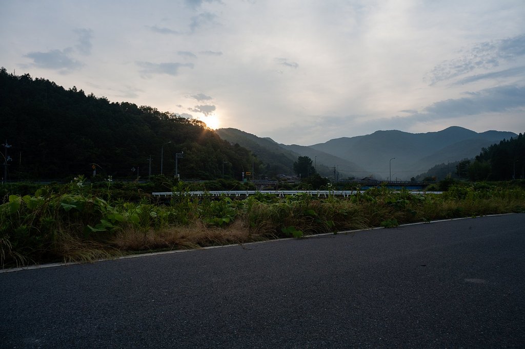 淡い雲のある朝日の出。