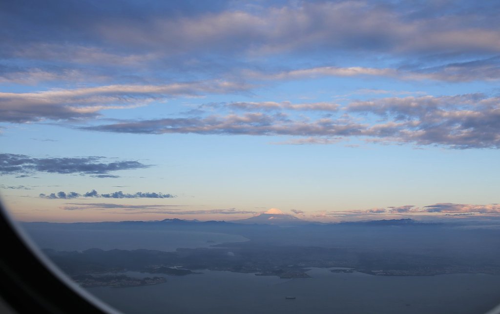 東京湾上空の朝