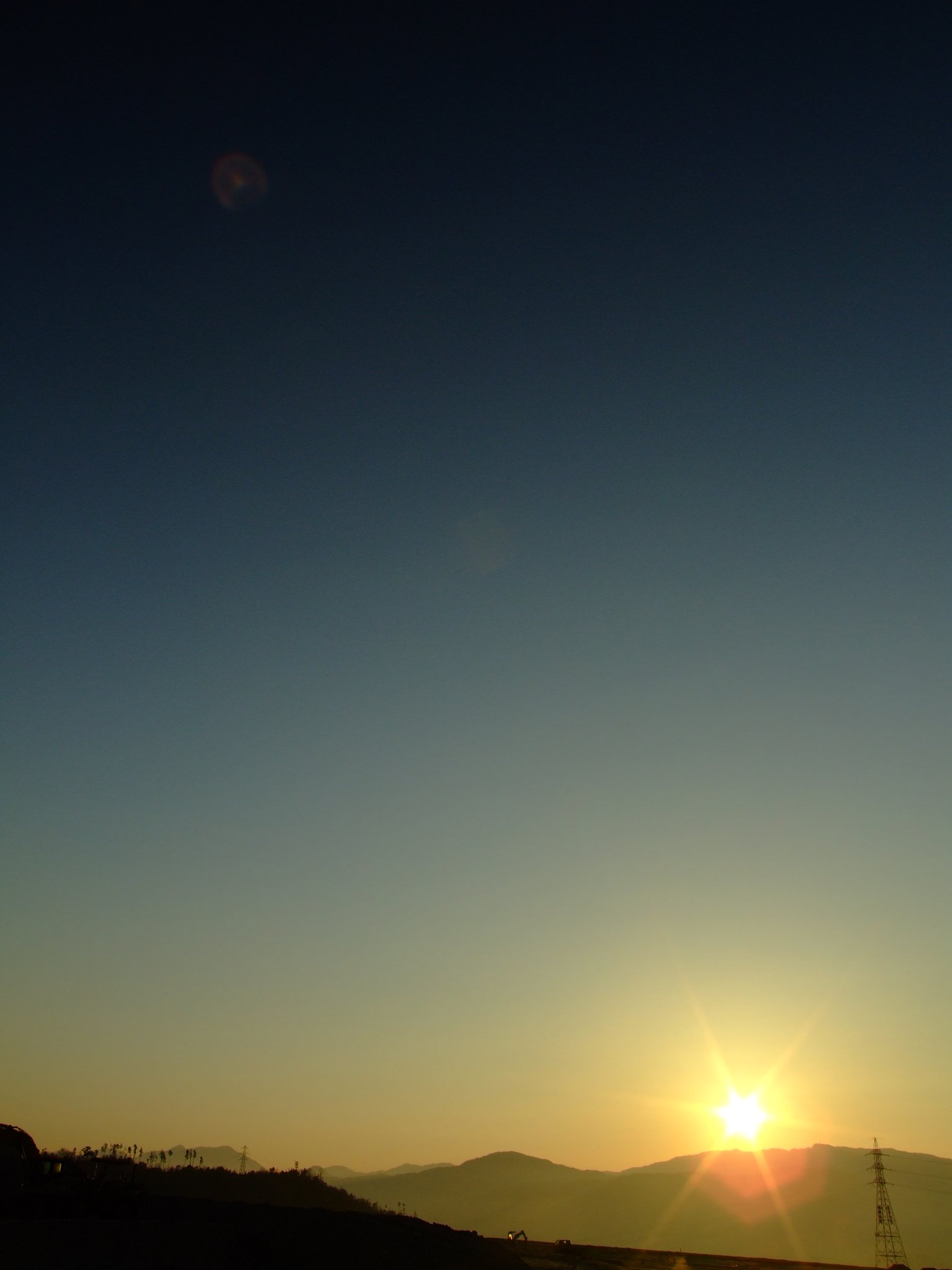 快晴の朝日