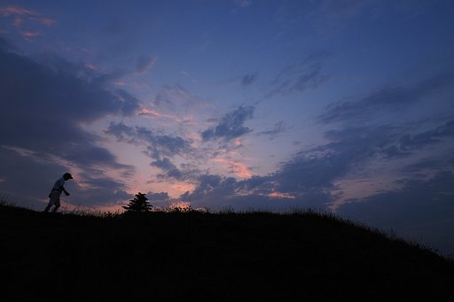 土手上の朝空