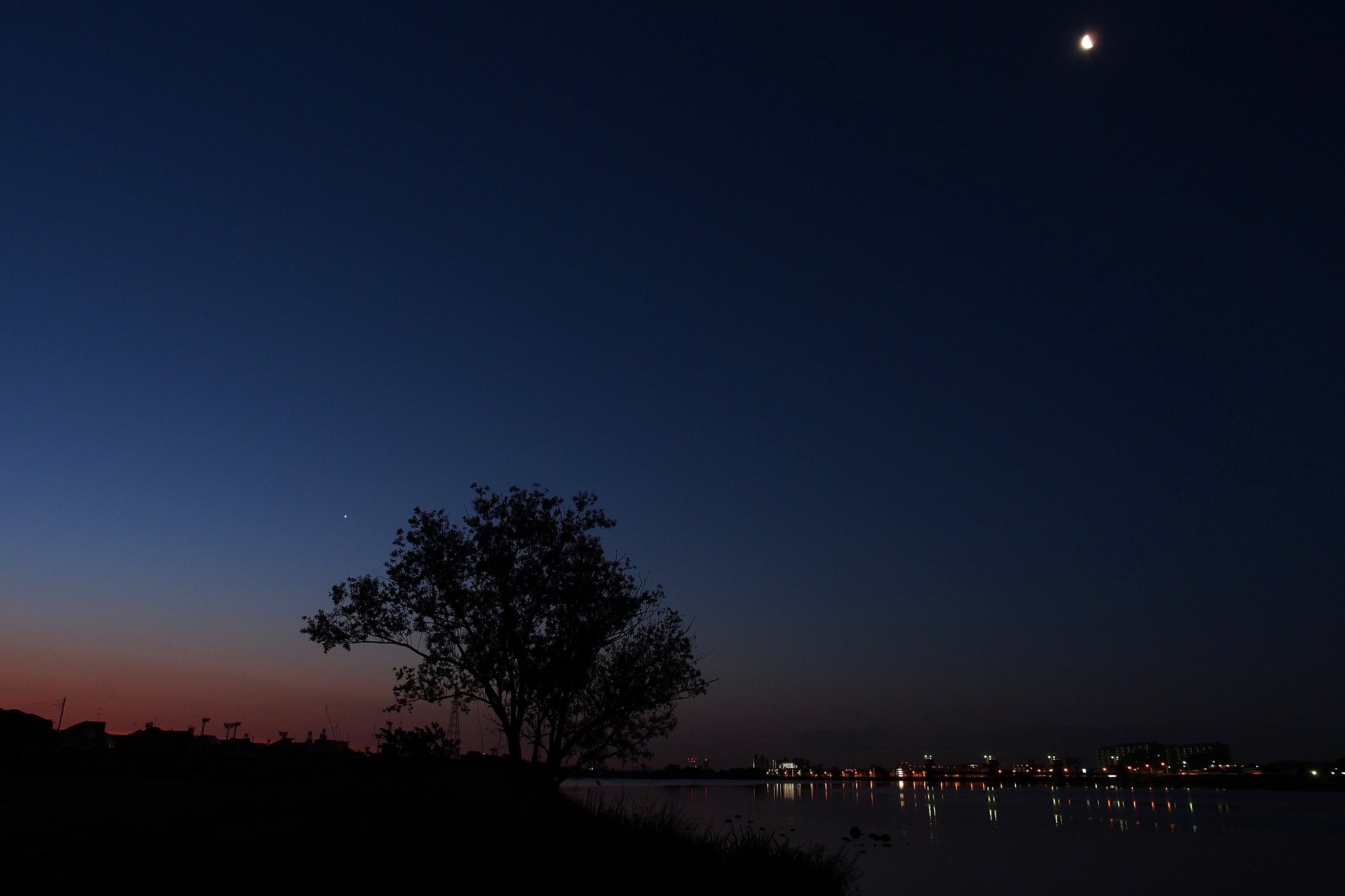 夜明け空に