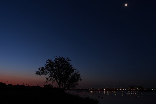 夜明け空に