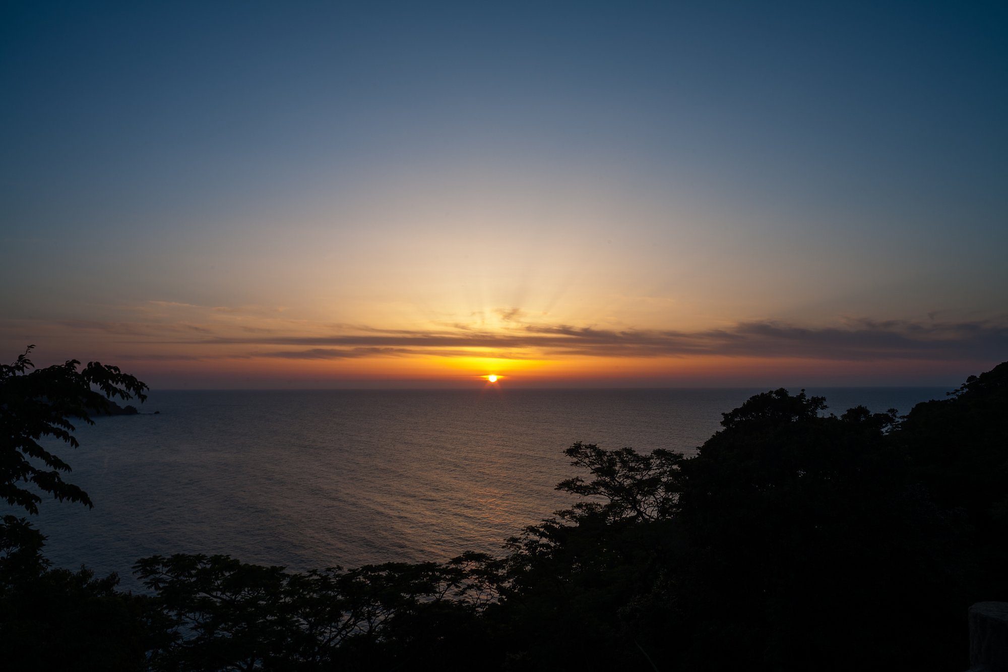 日本海への夕陽の入り。