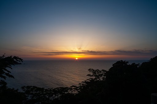 日本海への夕陽の入り。