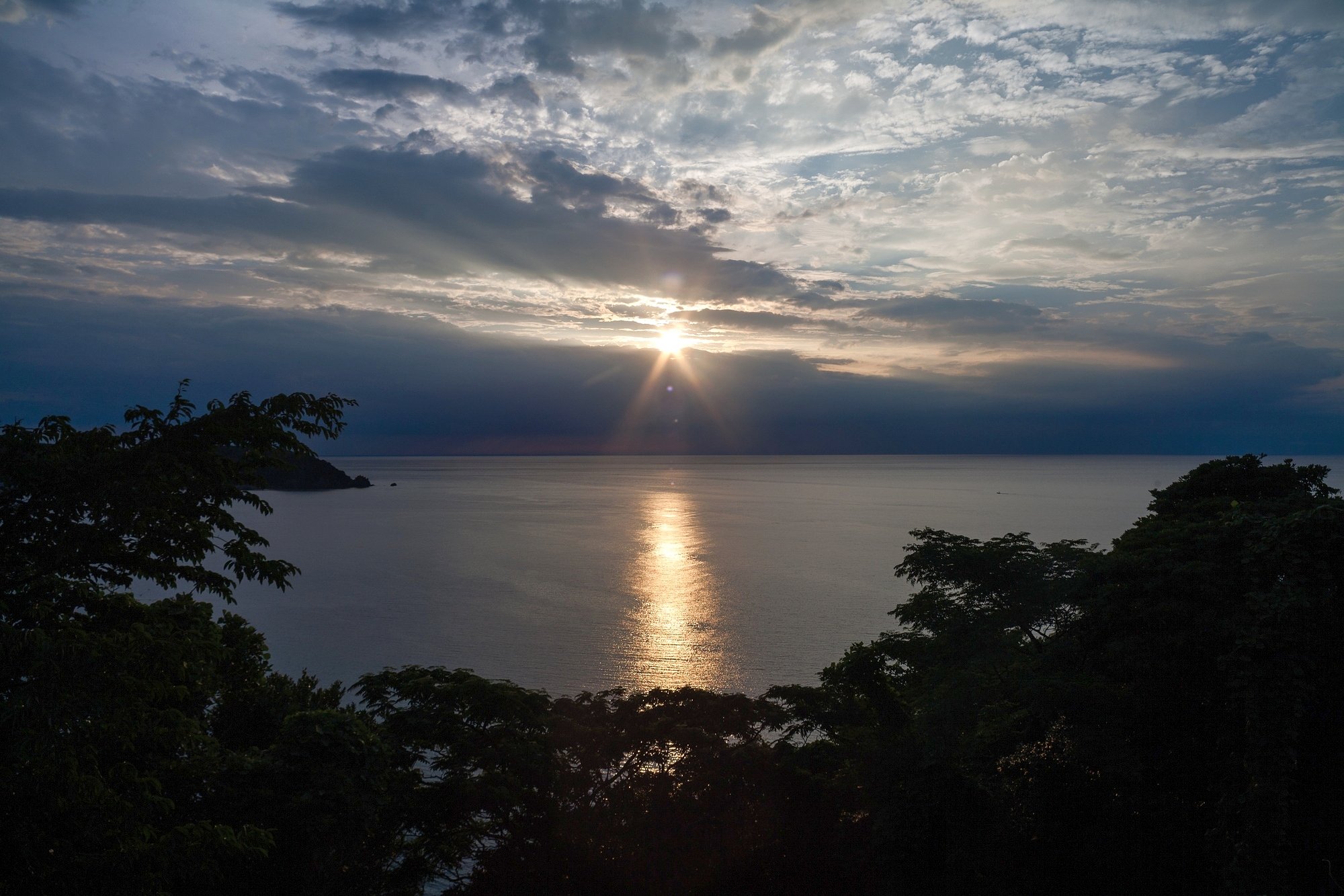 日本海の夕暮れ。