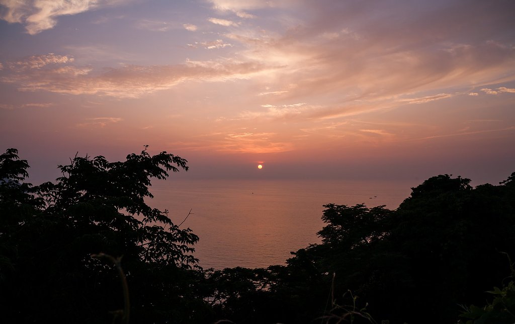 日本海の水平線への日の入り。