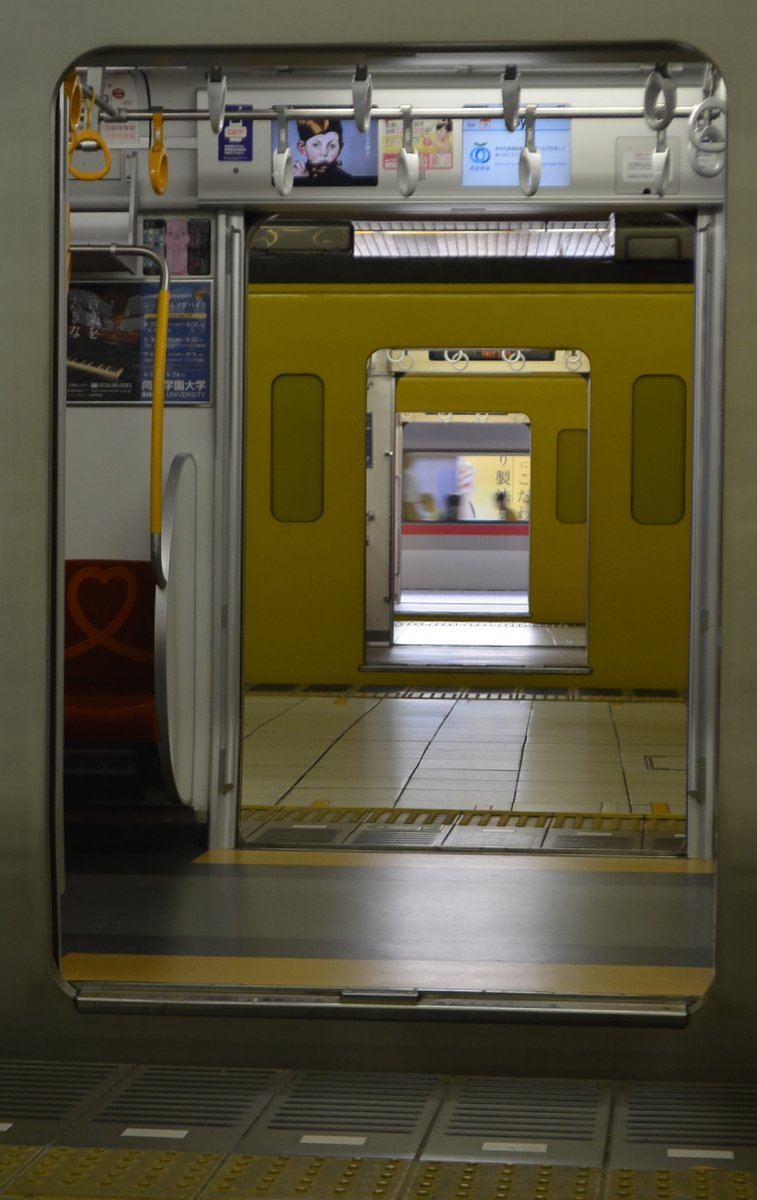 朝の池袋駅ホーム風景