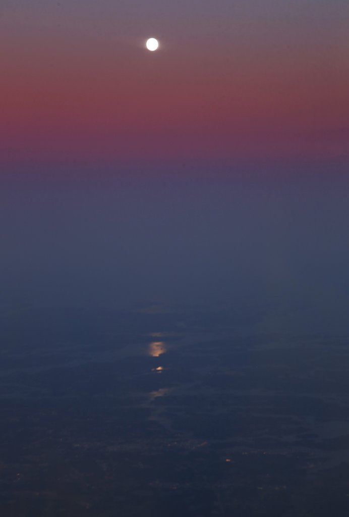 湖上の月