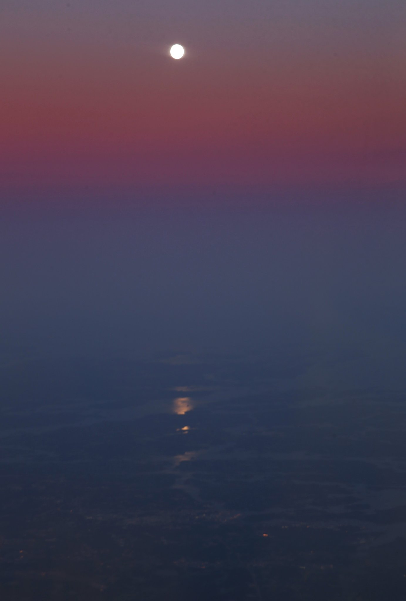 湖上の月