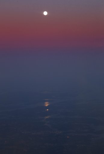 湖上の月