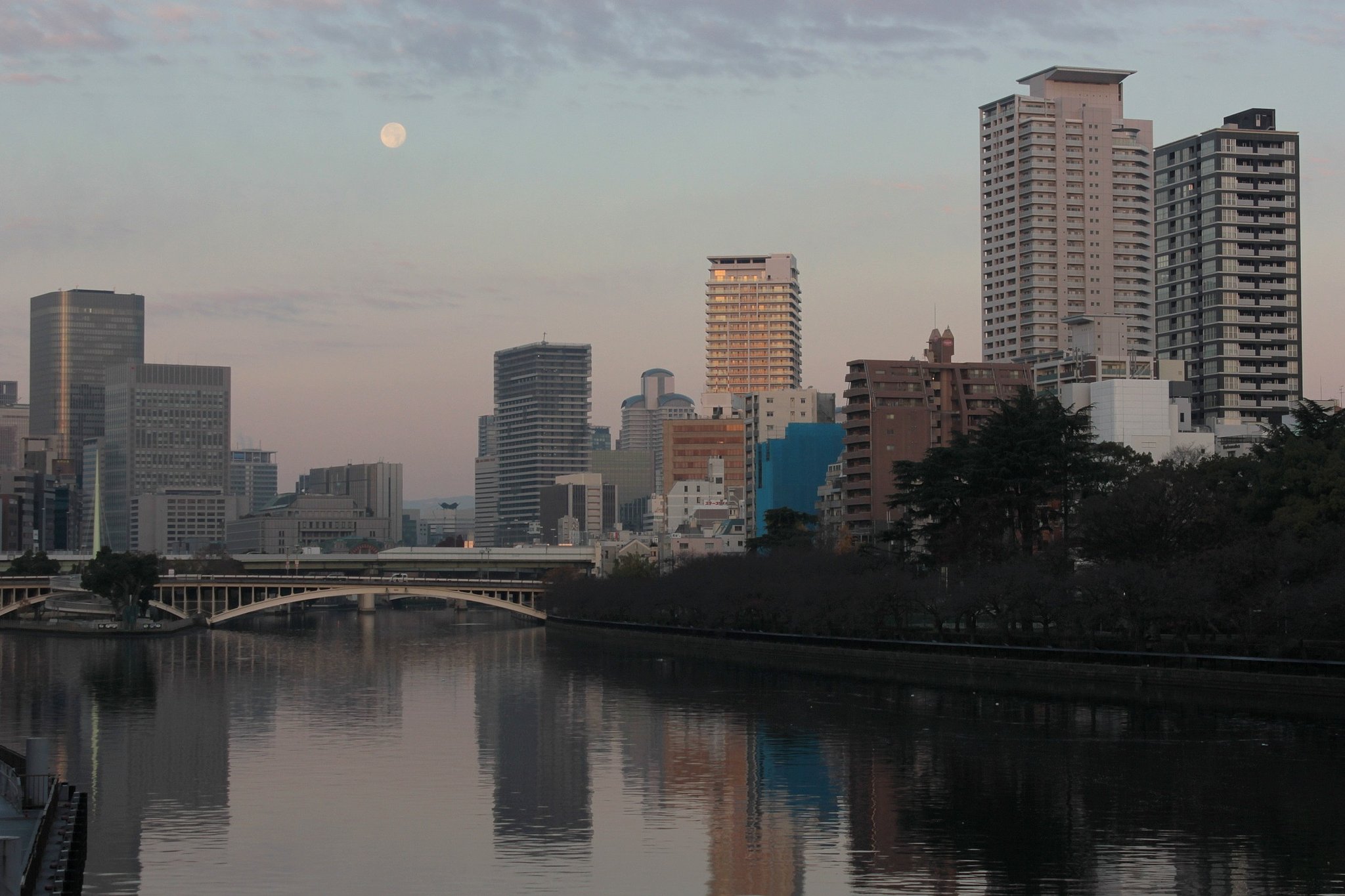 水都の朝月