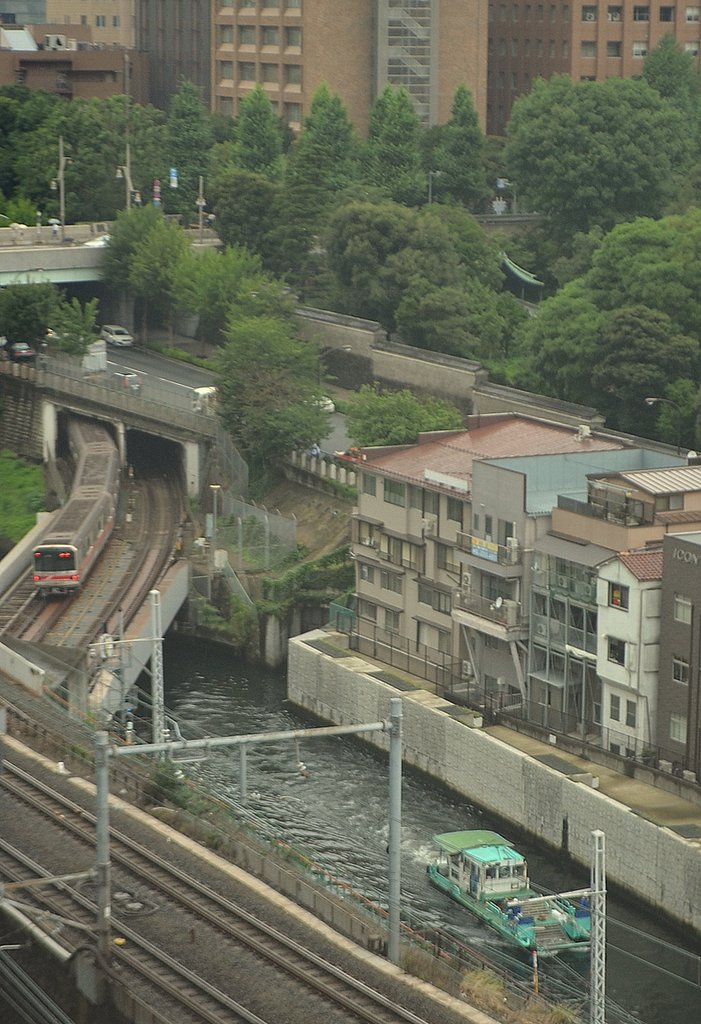 東京メトロ丸の内線と作業船