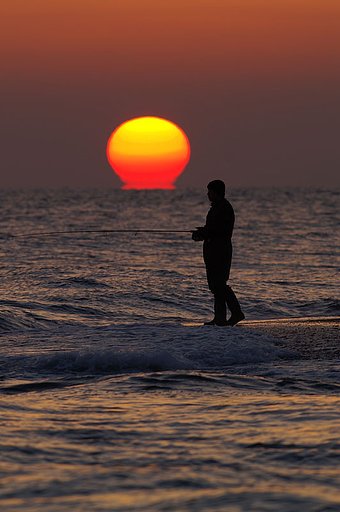 夕日と釣り人と