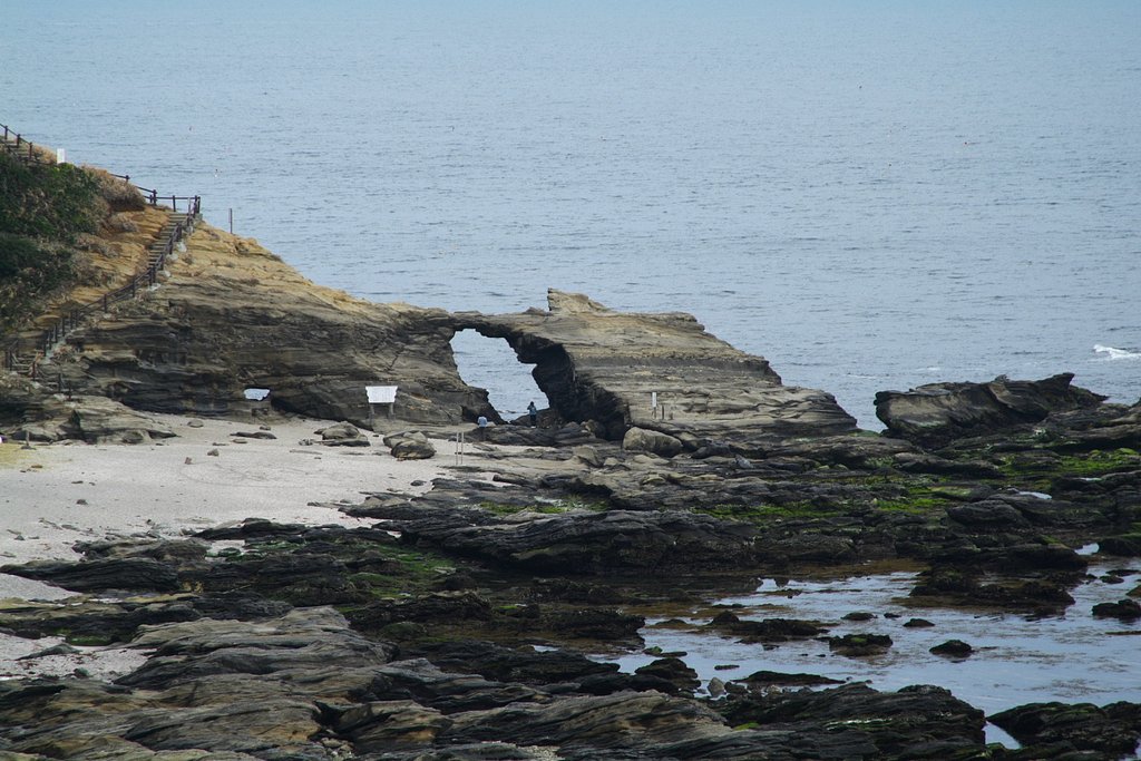 城ヶ島の「岩の洞門」