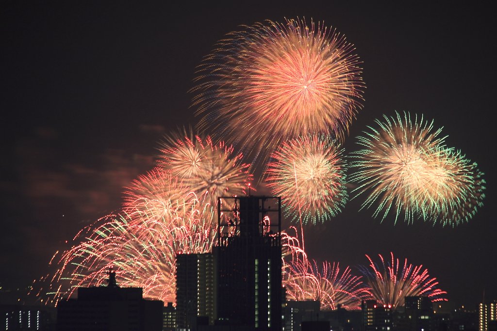 花火咲き　旅せぬ我も　見物す