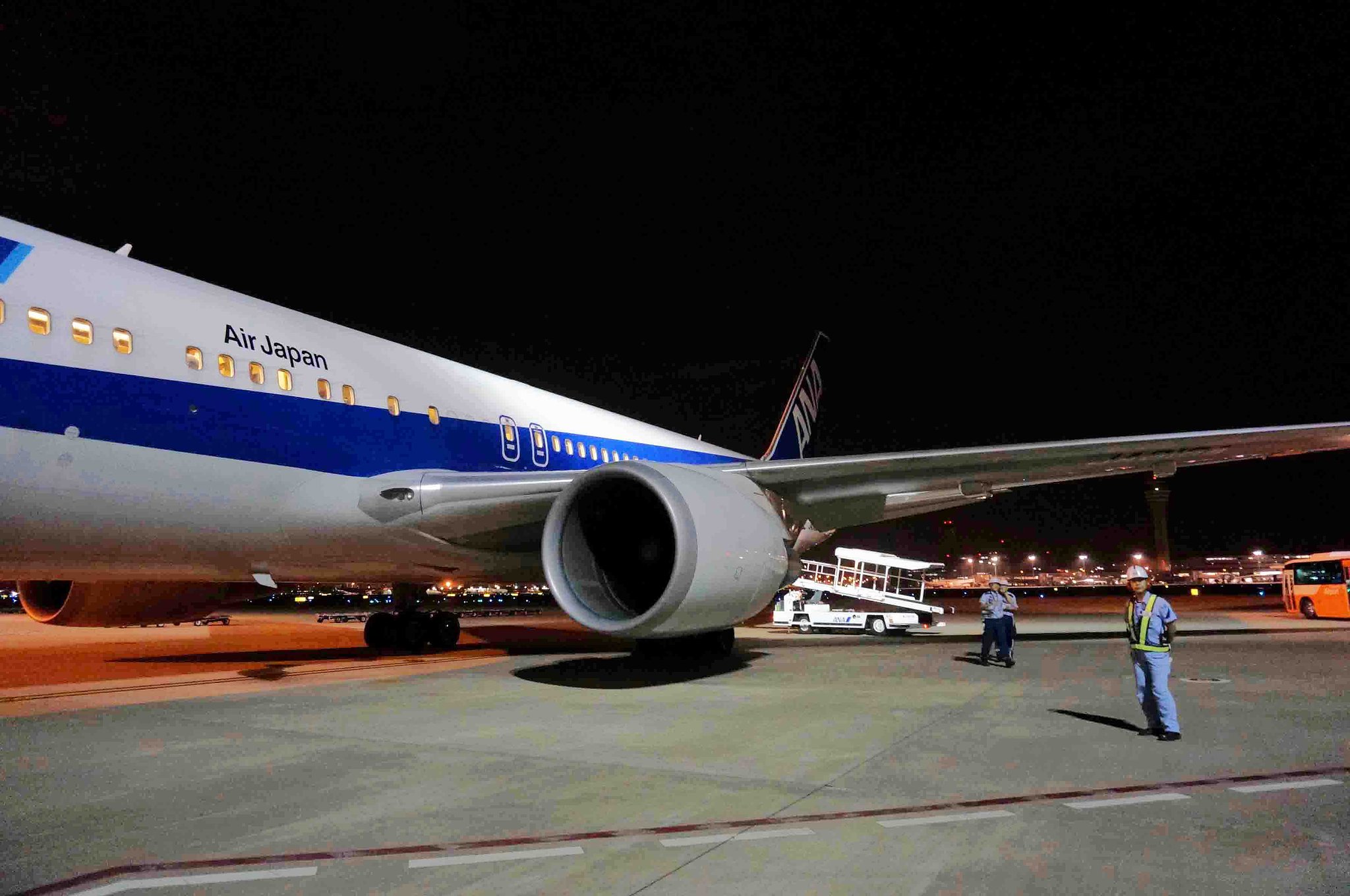 「夜の空港」