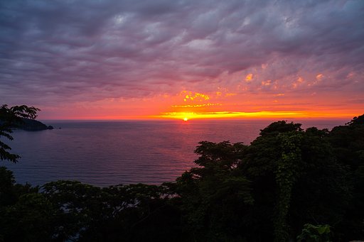 太陽が半分日本海に・・。