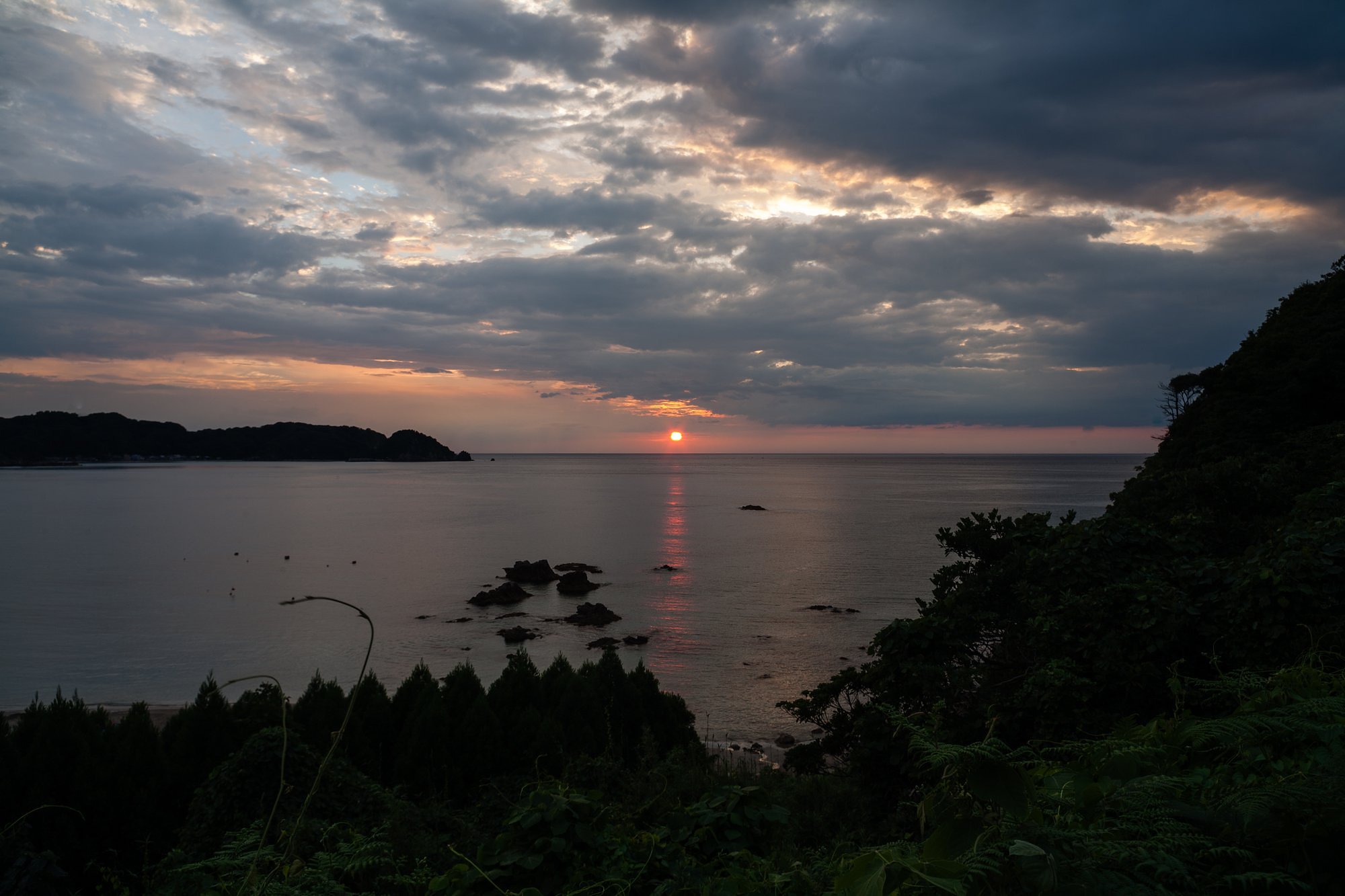 日本海への日の入り。