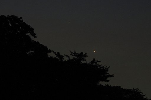 細月と明けの明星昇る