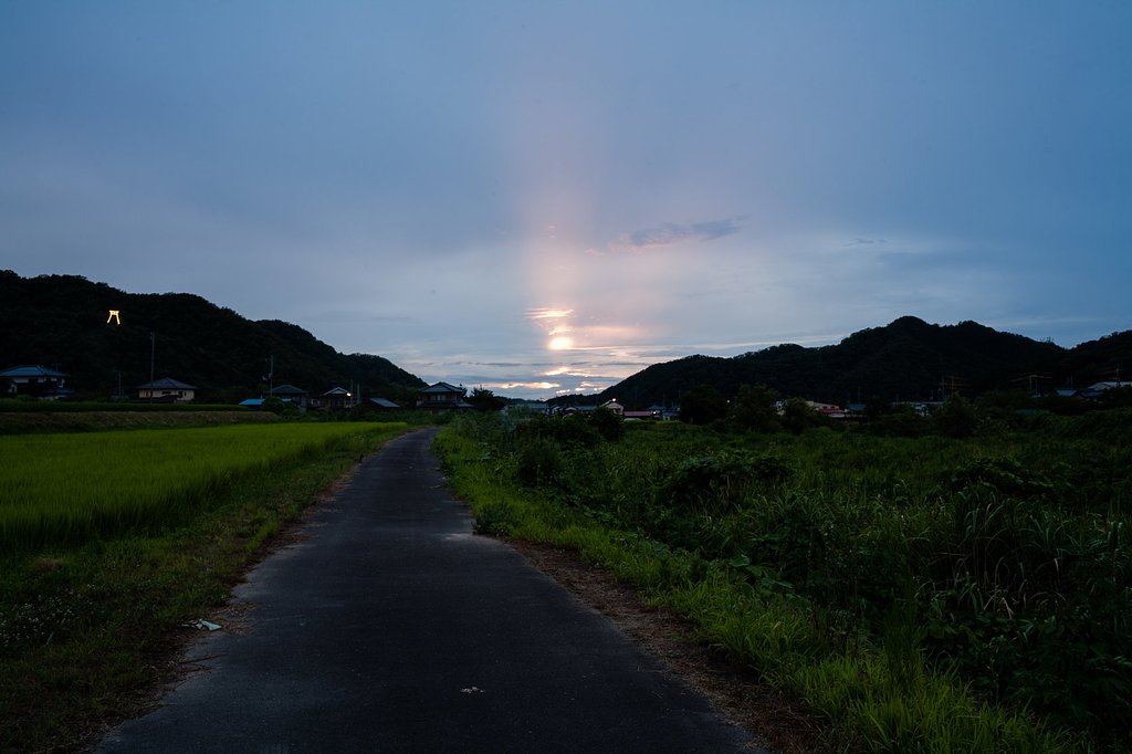 夕方遅く晴れ間も・・。