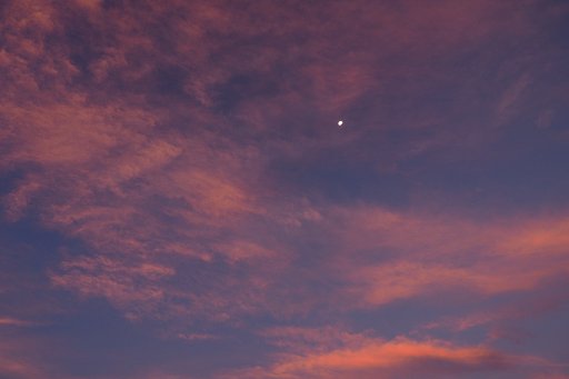 紅雲に月